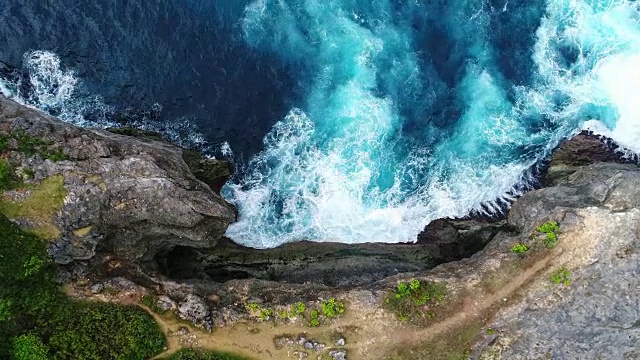 印度尼西亚努沙佩尼达悬崖，海浪拍打着岩石海岸。