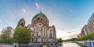 柏林城市天际线在柏林大教堂(柏林Dom)和施普雷河，柏林，德国
