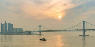 釜山城市天际线Gwangan桥日出时间流逝，釜山，韩国4K时间流逝