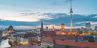 柏林城市天际线白天到晚上的时间流逝与柏林电视塔和施普雷河，柏林，德国4K时间流逝