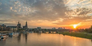 德累斯顿城市天际线日落时间流逝易北河，德累斯顿，德国4K时间流逝