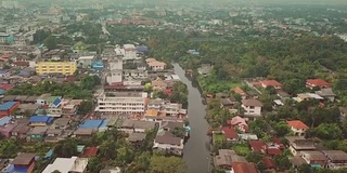 在泰国曼谷市的Charoen运河上空飞行