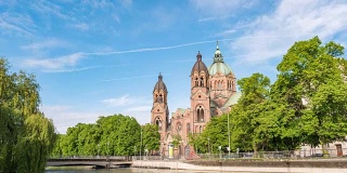 德国慕尼黑圣卢卡斯教堂和伊萨尔河的慕尼黑城市天际线时光流逝