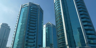 在沙迦城，高楼大厦的表面反映着摩天大楼的正面