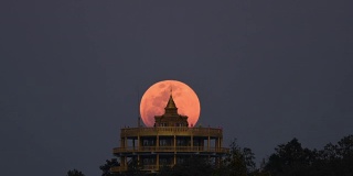 泰国清迈的时间流逝寺与超级月亮运动。
