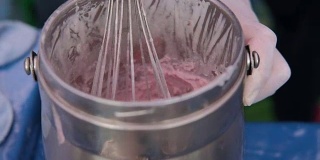 大厨用液氮制作低温冰淇淋。烹饪节目