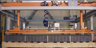 现代化的高科技生产散热器的机器人生产线