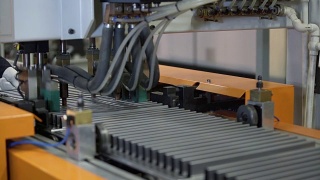 带点焊机器人的采暖散热器的工作输送带视频素材模板下载