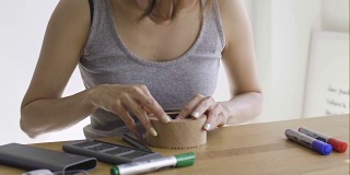 DIY:亚洲妇女用螺丝刀修理木钟