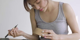 DIY:亚洲妇女用螺丝刀修理木钟