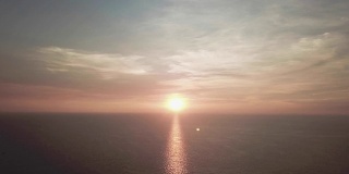美丽的日落海景。视频。日落海景在海洋的中心。空中