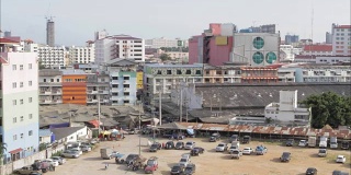 停在泰国的贫民窟里。视频。城市南部贫民窟的建筑。很多车，广告牌和房子
