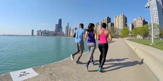 多种族的美国朋友在芝加哥跑步