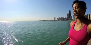 非裔美国女性沿着芝加哥城市海岸线跑步