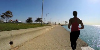 非裔美国女性在芝加哥海岸跑步