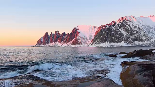 挪威北部Senja岛的奥克肖南山脉上的日落