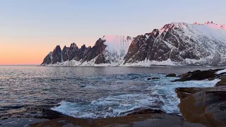挪威北部Senja岛的奥克肖南山脉上的日落视频素材模板下载