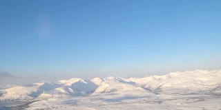 挪威北部北极圈雪山的鸟瞰图