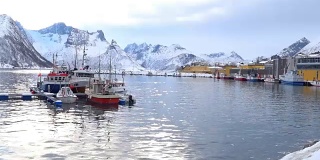 冬季，挪威北部Senja岛Øyfjorden的Husøy渔港和村庄