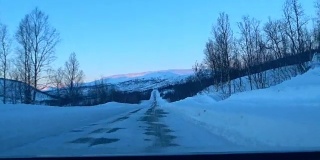在挪威北部Senja岛的结冰道路上驾驶