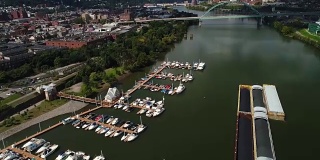 匹兹堡莫农加希拉河上的立交桥码头和煤炭驳船