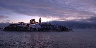 Nubble灯塔在北冰洋烟雾