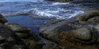泰国普吉岛的岩石和大海