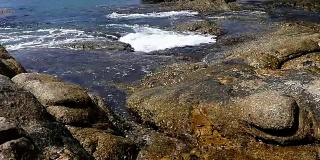 泰国普吉岛的岩石和大海