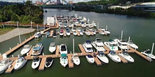 低角度空中俯瞰匹兹堡游艇码头