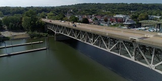 鸟瞰图的交通过桥在宾夕法尼亚州
