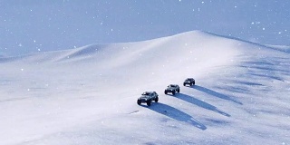 下雪时越野车越野车在雪坡上