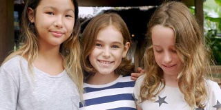 三个年轻女孩微笑着看着镜头的不同团体的肖像