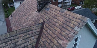 无人机检测损坏板岩屋顶的视频馈送