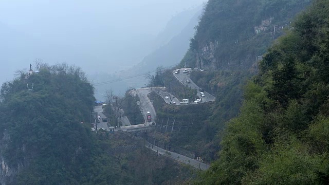 陡峭蜿蜒的山路位于中国湖南西部