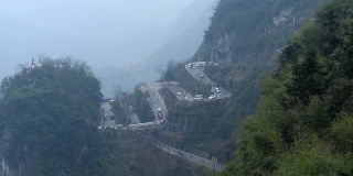 陡峭蜿蜒的山路位于中国湖南西部