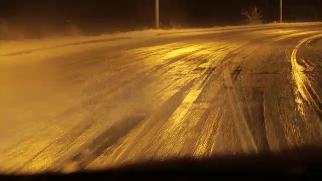 在坏天气里开车。路上有冰和雪