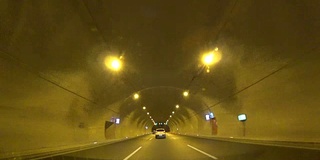 汽车正通过隧道