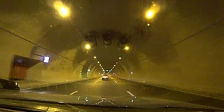 汽车正通过隧道