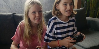 两个小女孩玩电子游戏的真实时刻