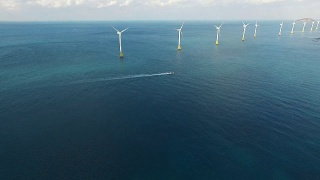 韩国济州岛的海上风力涡轮机视频素材模板下载