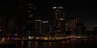 全景从长廊上的夜城和摩天大楼在迪拜码头