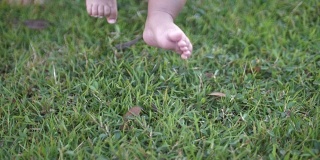 SLO MO宝宝第一次与妈妈踏在草地上