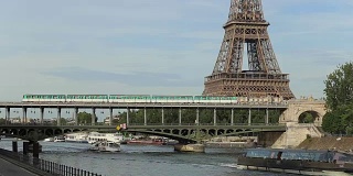 法国巴黎，靠近埃菲尔铁塔的塞纳河大桥上的地铁列车。铁路交通网连接城市各区。大城市的城市交通与人口运输