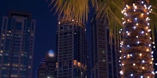 在迪拜码头阿联酋摩天大楼外立面上的夜灯。起重机。