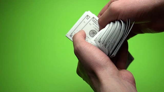 男人的手在绿色屏幕上数欧元。近距离的手数钱在一个绿色的屏幕背景。慢镜头120帧/秒