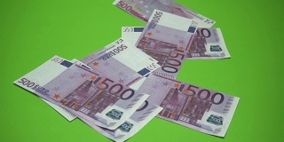 500欧元纸币落在绿色背景上。慢镜头120帧/秒