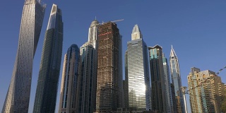 城市摩天大楼和住宅公寓的现代建筑迪拜城