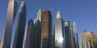 迪拜码头的玻璃建筑摩天大楼