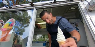 从冰淇淋车里卖冰淇淋的人