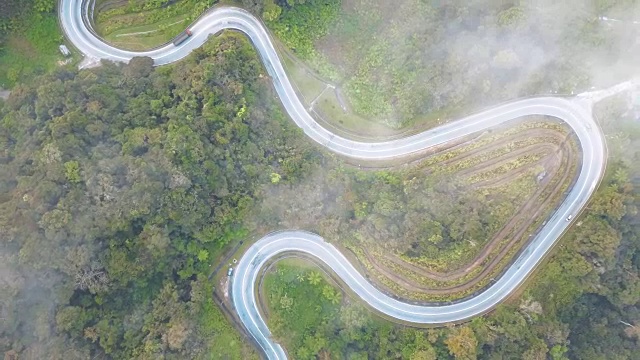 鸟瞰图公路旅行或蜿蜒的道路在森林卡梅伦高地，布林昌，马来西亚